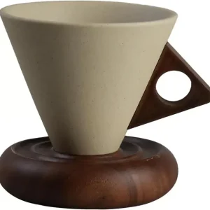 Keramisk kaffekopp med skål og trehåndtak, kaffeutstyr i retrostil