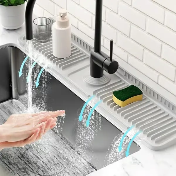 Sprutbeskyttelse for vask, sammenleggbar kranavleder med klikklås og 7° selvdrenerende design for beskyttelse av vasken